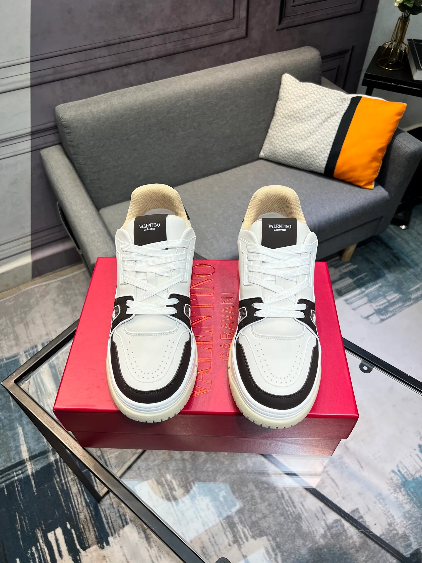 Men's Men's Shoes 💰660 Valentino 2023 early autumn new star shoes are now online! Wang Hedi and Ren Jialun have been worn by many celebrities. Who can refuse the same couple shoes as Wang Hedi! The design of Stars Stab My Heart is cool and spicy. The material of the shoes is cowhide, and every color is beautiful! Size 35-40, men’s size 39-44 (women’s 41, men’s 38, 45🉑️customized)